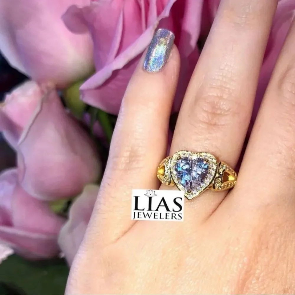 New 18k yellow gold engagement ring heart shape